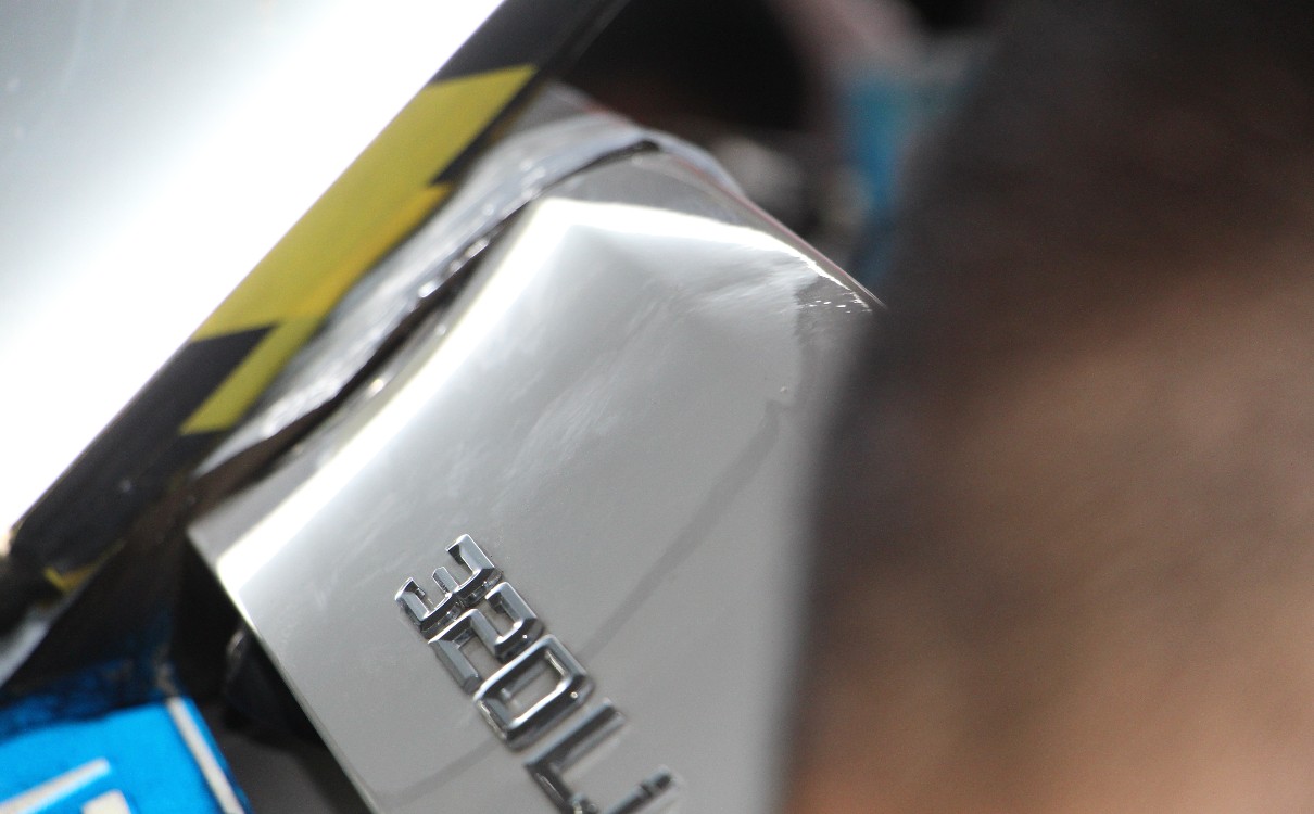 车身小剐蹭怎么修复车漆,新车剐蹭车门凹陷是换门还是钣金