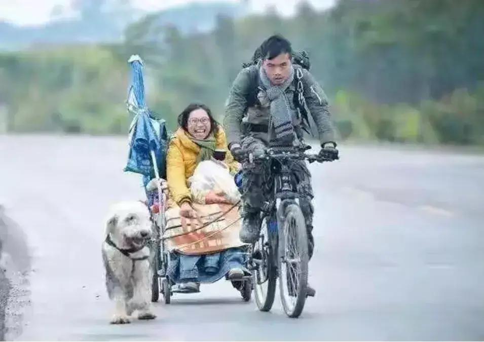 梦想自驾环游中国的轮椅夫妻,男生骑自行车带轮椅女环游中国