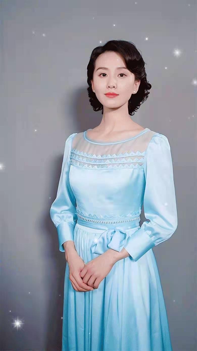 刘诗诗罕见民国装曝光！穿蓝色小洋裙烫卷发笑容温柔，气质太出众