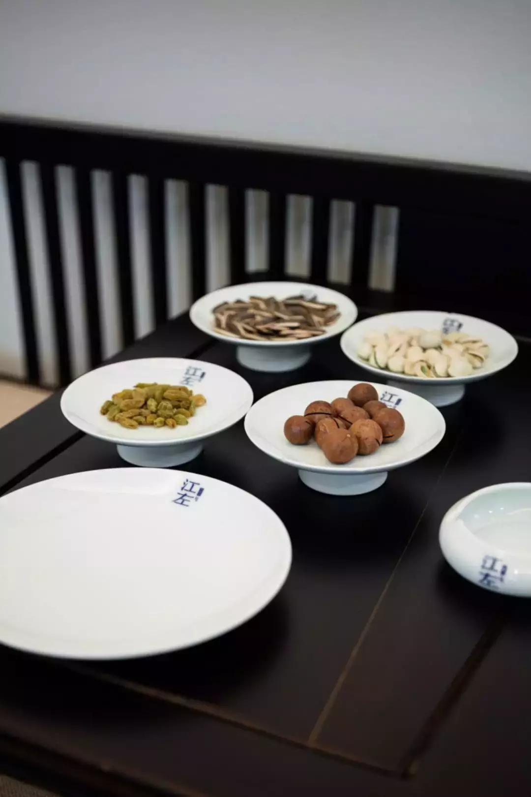 西安一“怪”店，没有散座，厅堂还悬了只大金龙