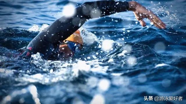 女生自由泳手臂发力,自由泳手臂划水发力技巧