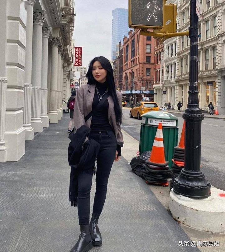 小黑西装怎样搭配好看,五十岁女人穿小黑西装怎样搭配