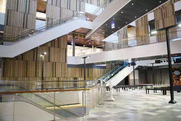 把废弃工厂改造成娱乐创意工场,把工厂开成旅游景点