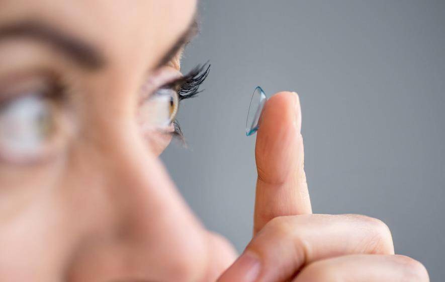 职场女无框眼镜,女白领上班时找隐形眼镜