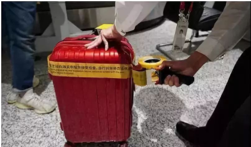 中国海关新出“黑科技”大批华人刚下飞机行李被锁，还贴上封条