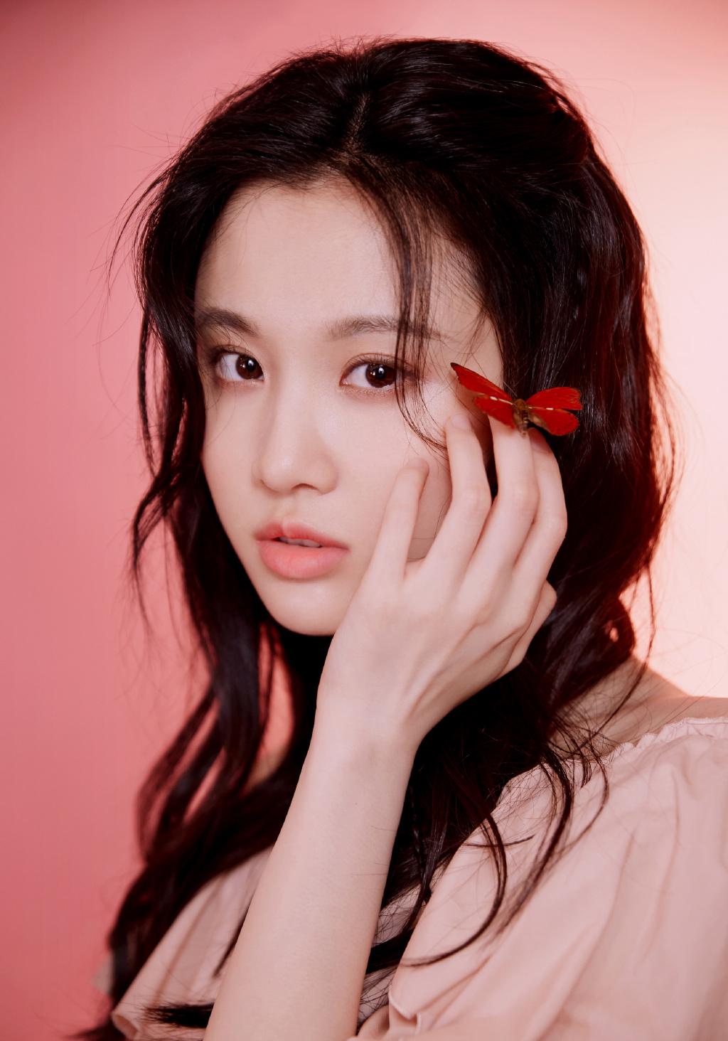 张慧雯穿白色长裙出席发布会,张慧雯穿吊带裙出席活动