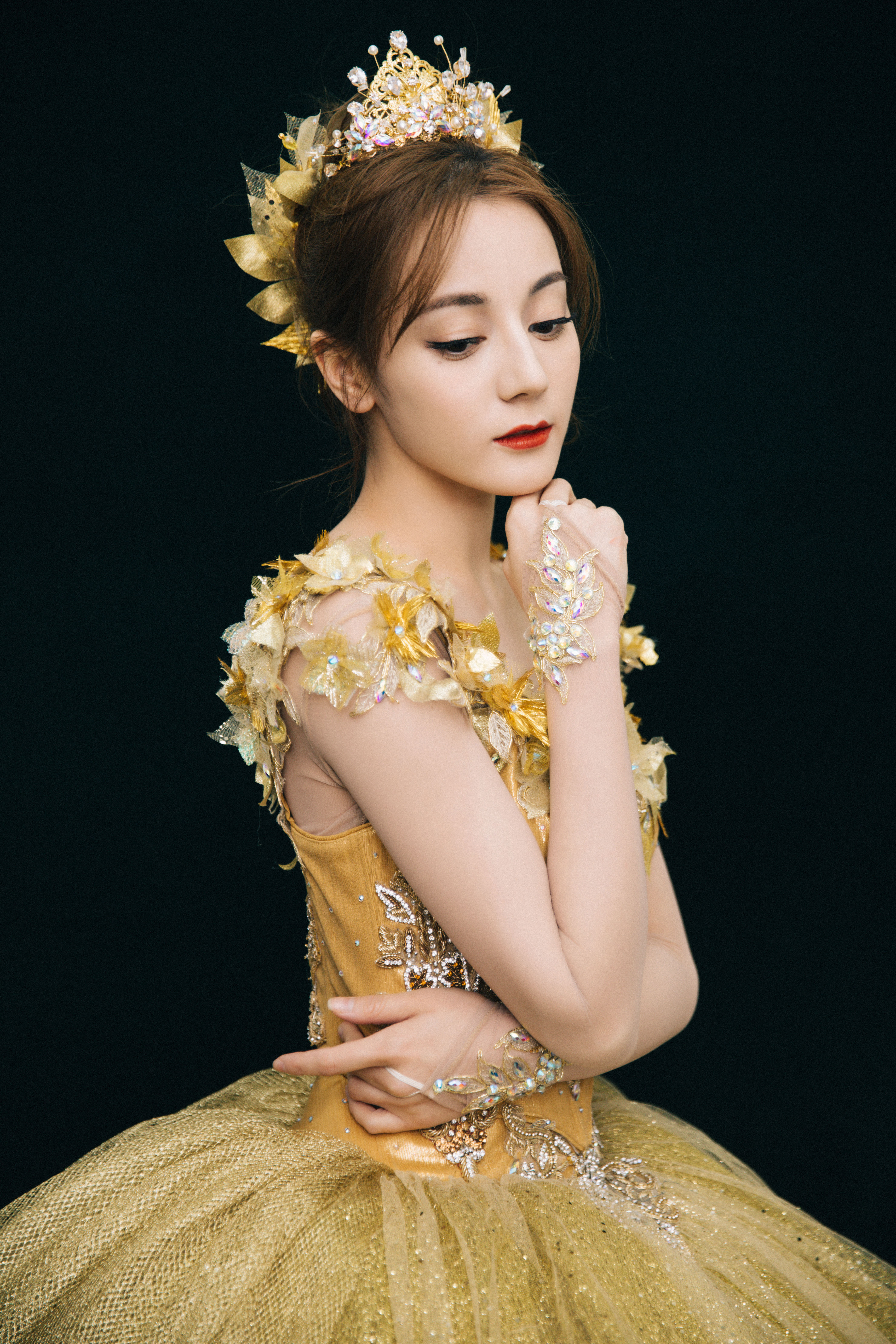 倪妮穿迪丽热巴时尚芭莎同款礼服,倪妮迪丽热巴白礼服