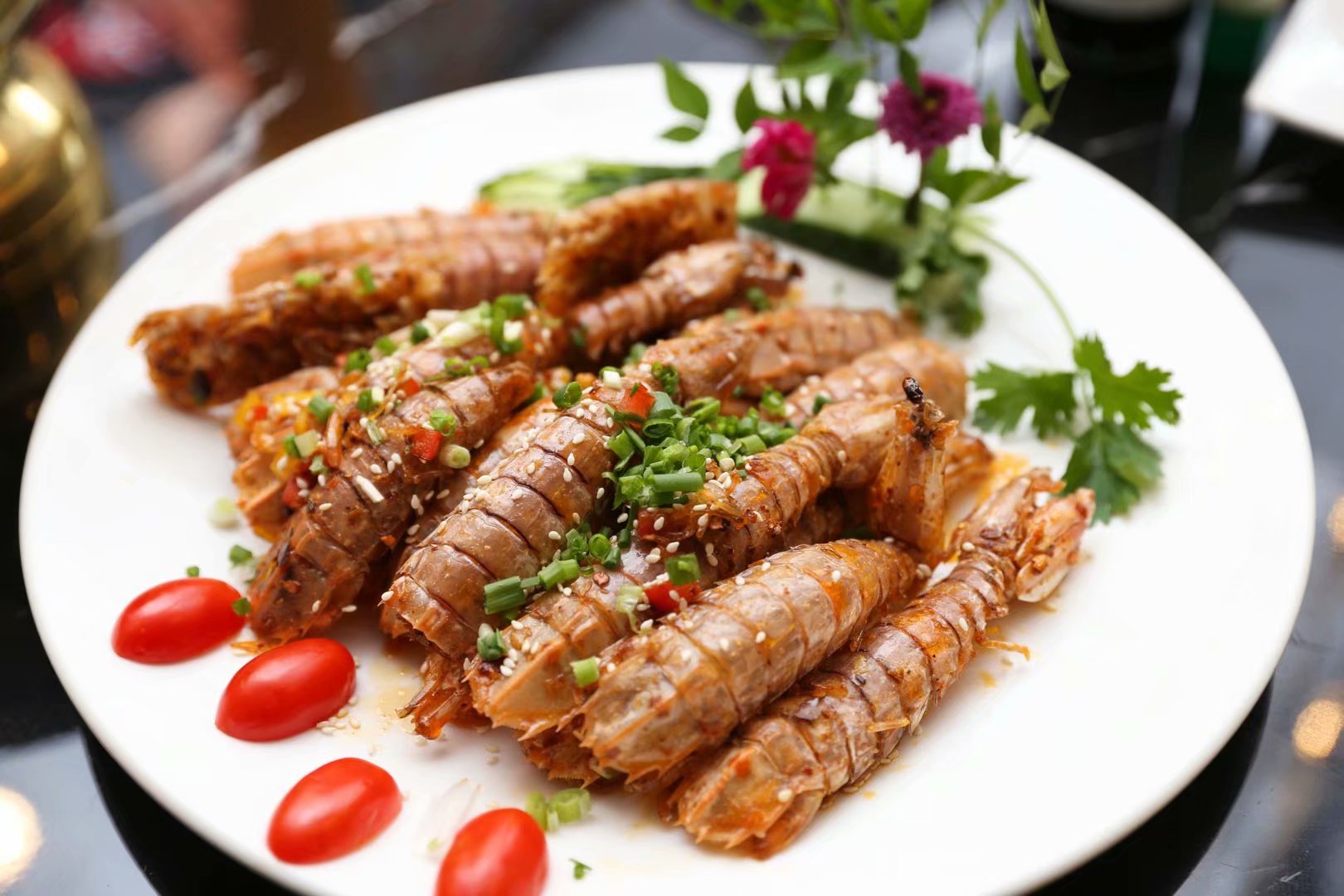 为了吃到自己心动的海鲜，这家粉丝投资了一个自助餐店