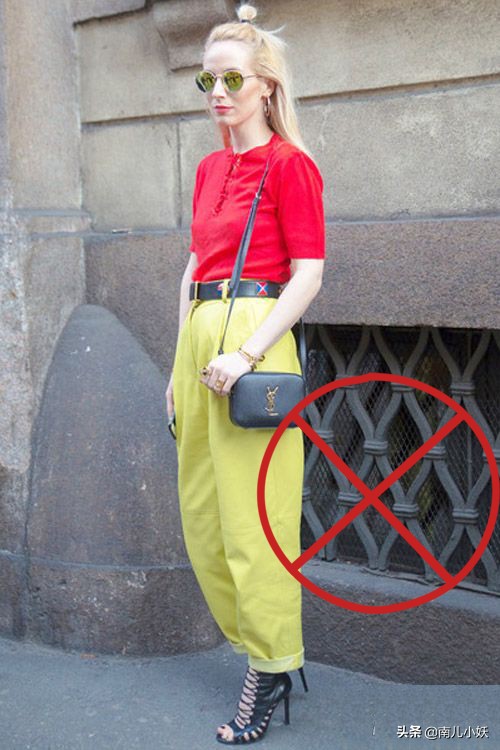 芥黄色上衣配什么颜色裤子好看,桔黄色紧身裤子配什么上衣