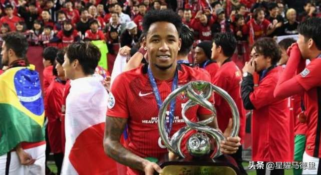 壕气冲天?中超外援喜提纯金打造的手机壳!他在卓尔年薪近2800万