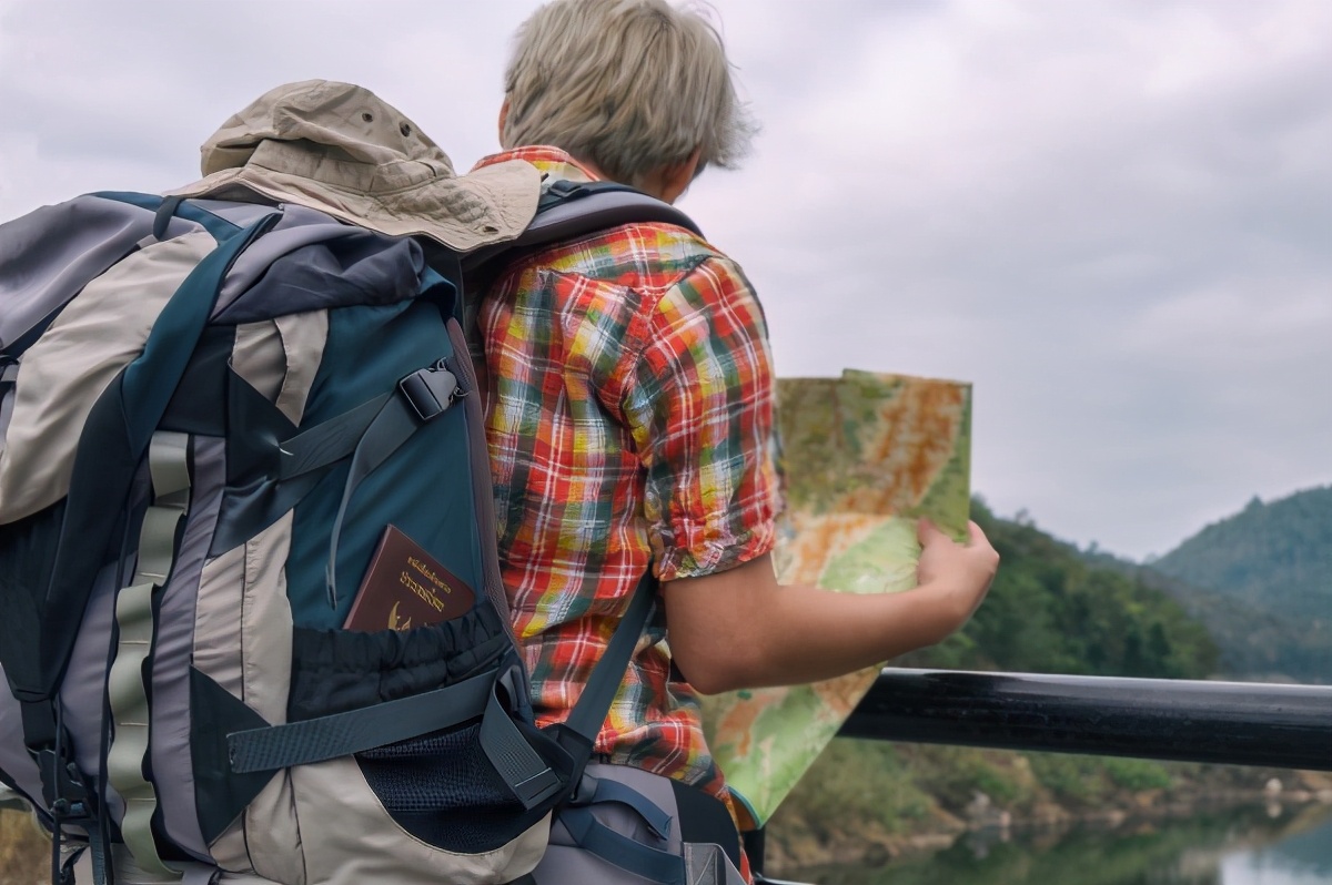 去户外爬山带什么装备,户外一日登山带什么