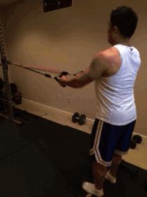 在家没器械？一根弹力绳练成蝴蝶肌！