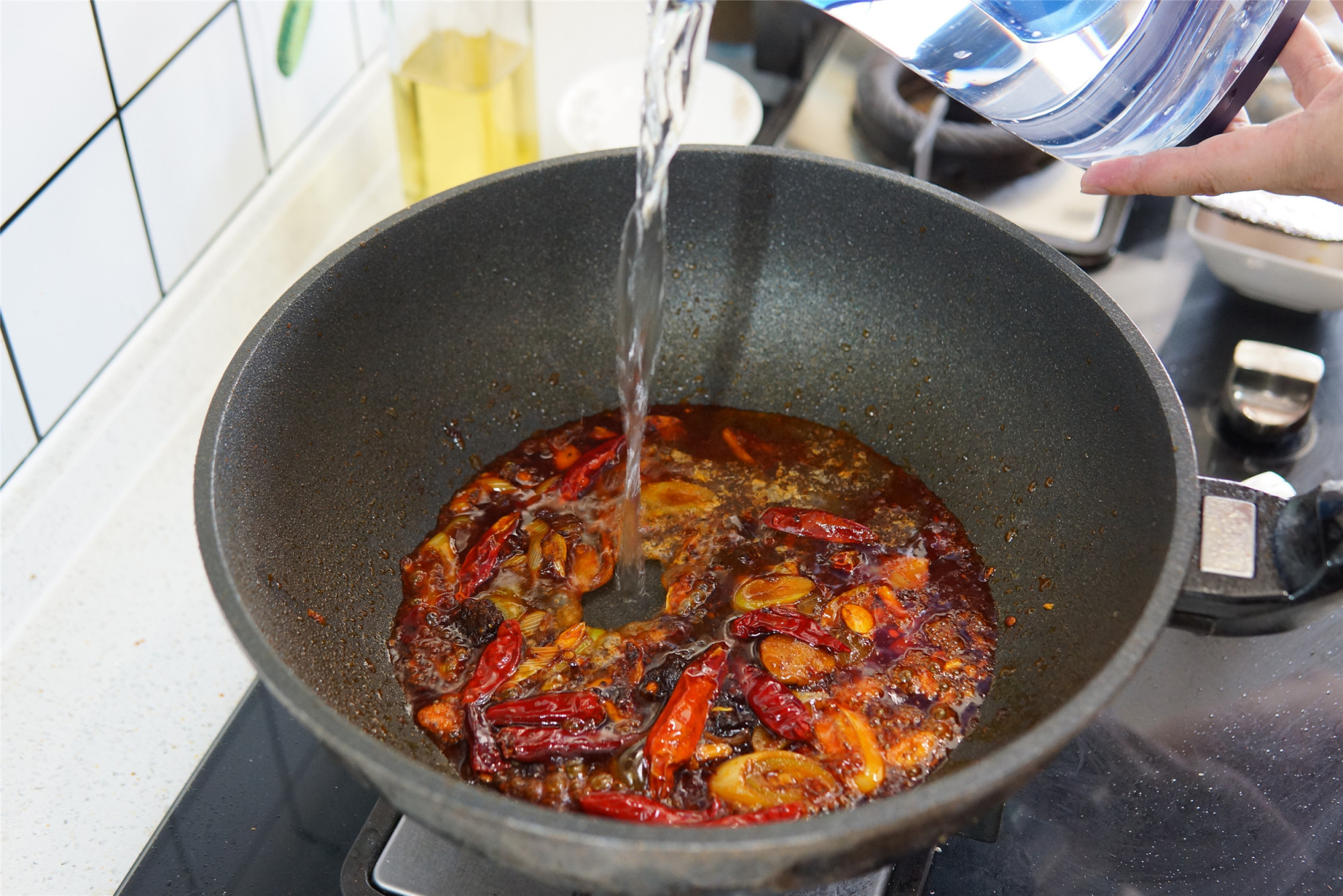 麻辣烫的汤底怎样熬制才好喝,做麻辣烫倒纯奶什么味