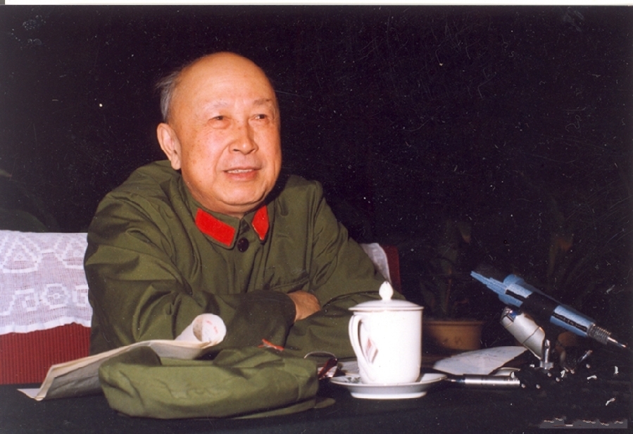 毛主席给钱学森递烟，还没给到又收了回去，毛主席：要自力更生