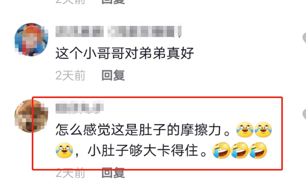 穿尿不湿小孩举杠铃大叫,一个穿尿不湿孩子爬单杠