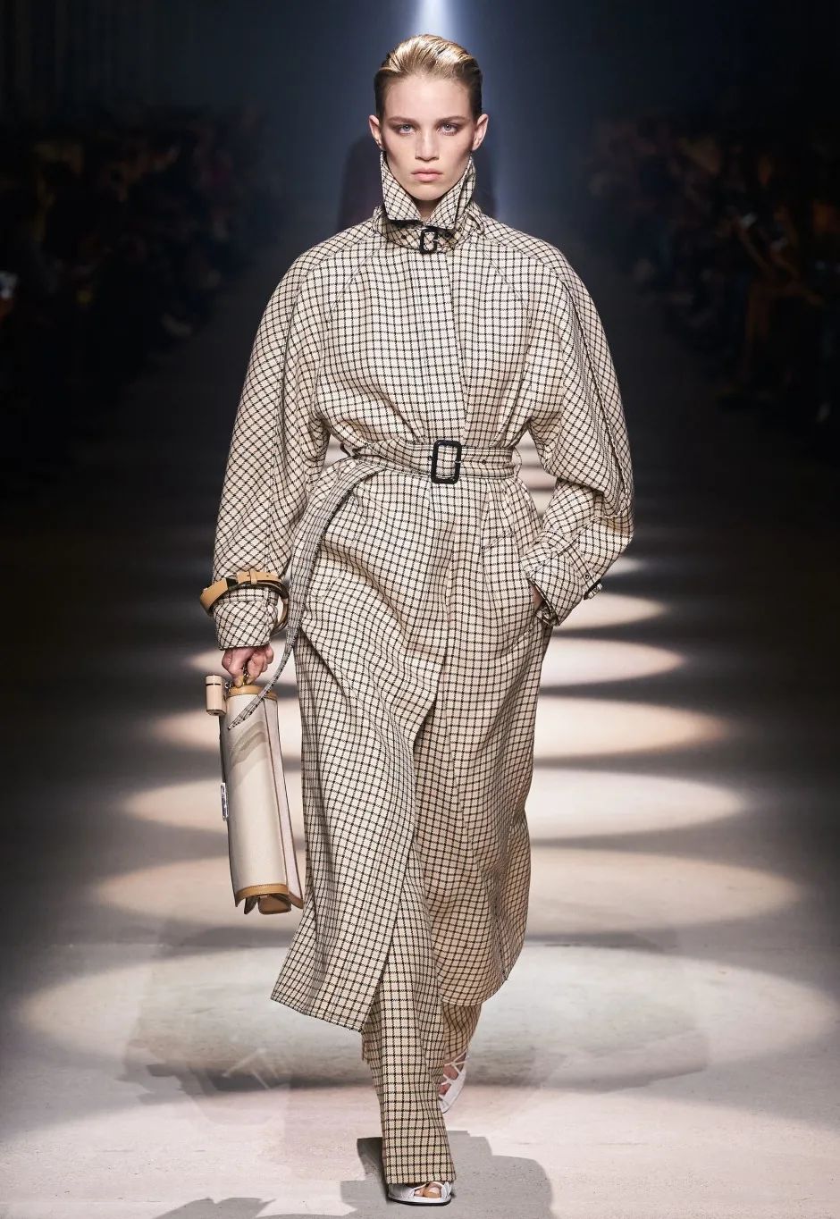 黑白格纹大衣怎么搭配好看,戴帽子黑白格纹大衣怎么搭配好看