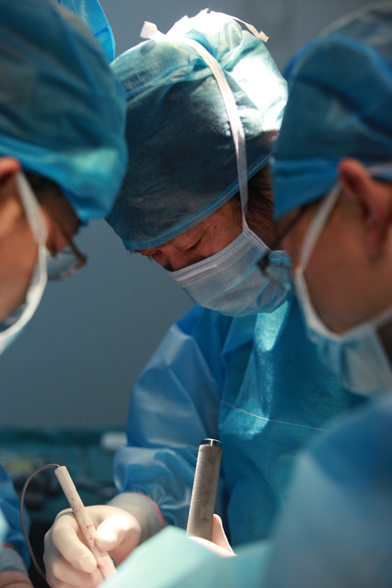 国内外专家质疑、成功率不到10%,他却固执己见,成功创下医学奇迹