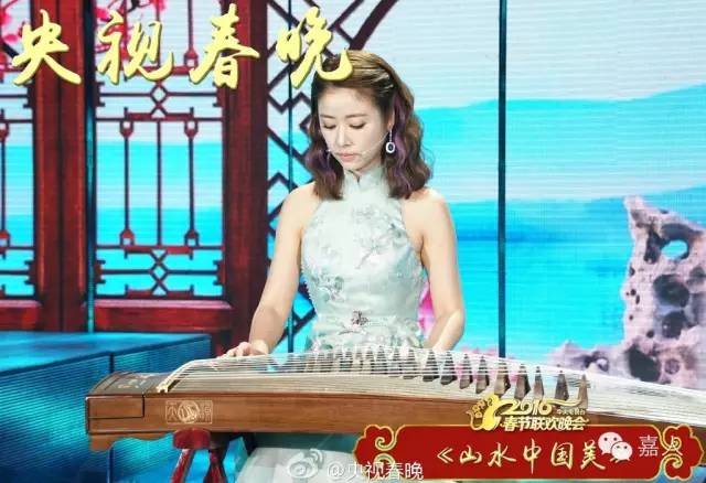 春晚时尚图鉴：热巴杨幂的红裙、王菲刷碗手套和董卿李思思的口红