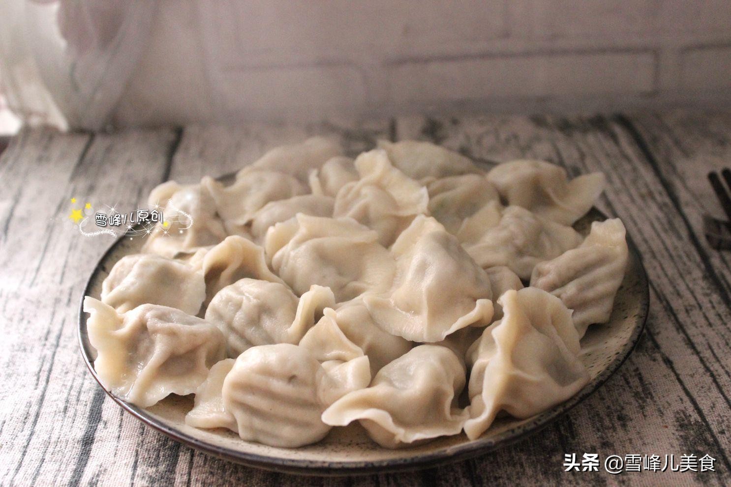 拌饺子馅先加水还是先放油,拌饺子馅先放菜先放油