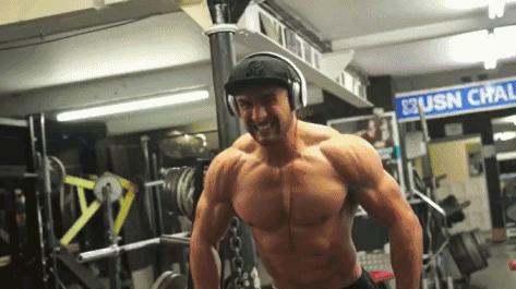 反复练肩,经常练背部但是做不了引体向上