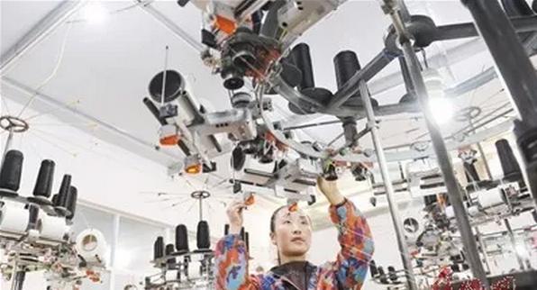 这个村仅五人运营一年收入10个亿,这个村厉害小泥巴捏出大产业