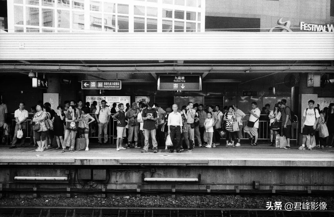 35mm和50mm哪个拍人像好,35mm拍人像广角