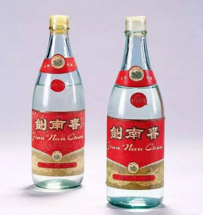 朋友来访赠了一壶好茶,朋友拿出珍藏四十几年的酒