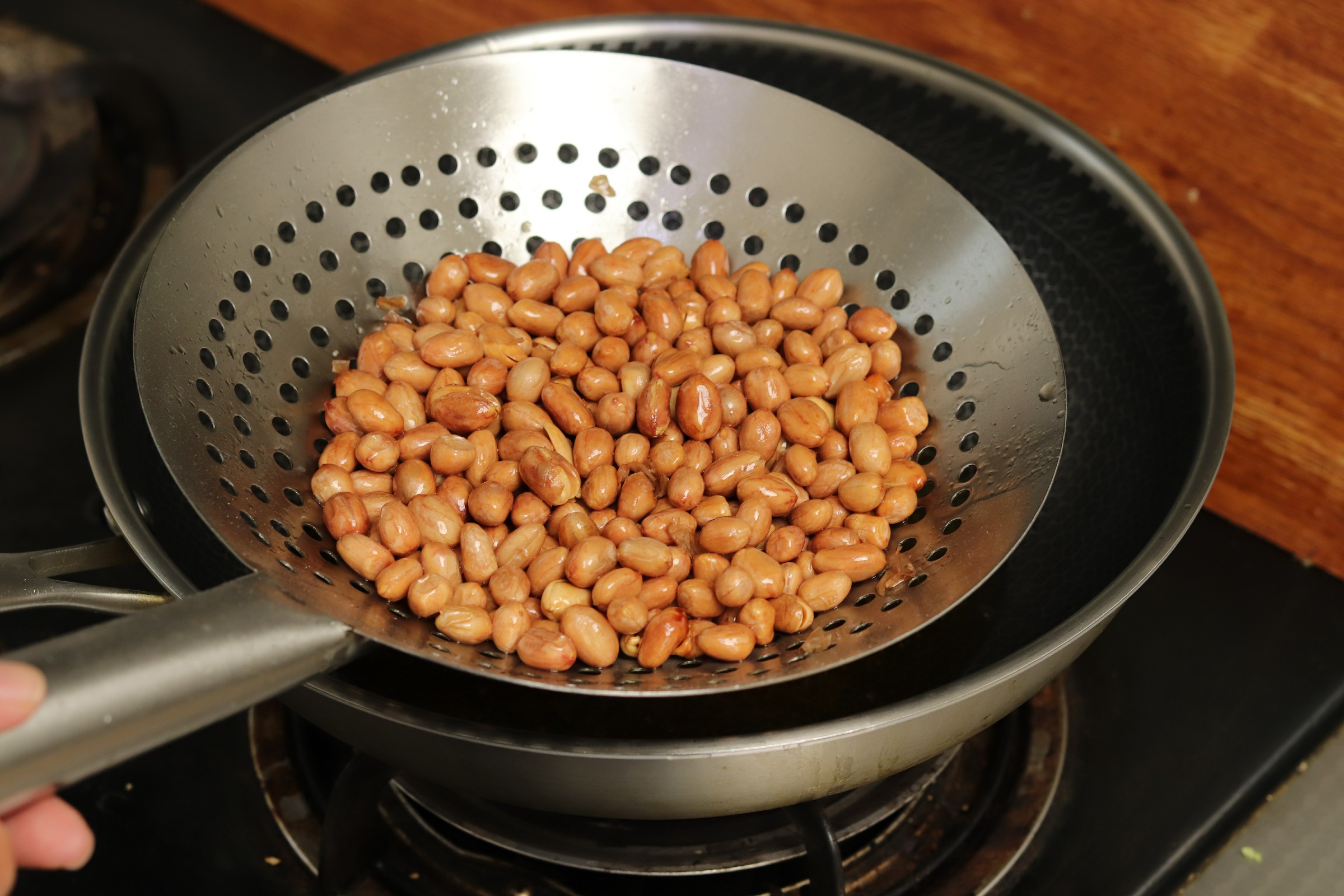 花生米怎么炸又酥又脆加白酒,炸花生米的正确做法放白酒