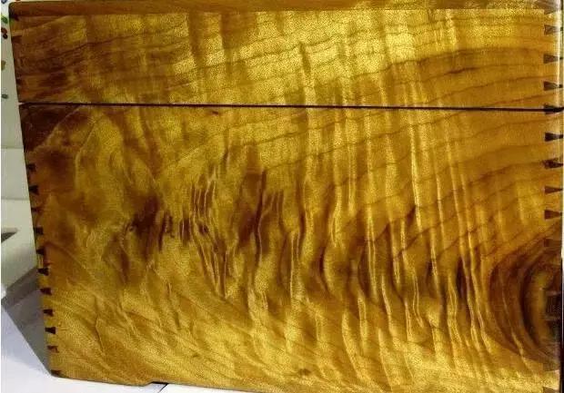 珍藏50年金丝楠现场开料，切出薄如纱的一块，众人瞬间沸腾！