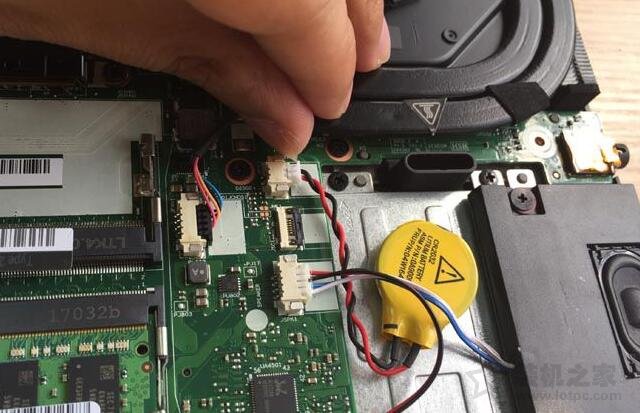 笔记本电脑开机黑屏维修费用多少,笔记本电脑屏幕抠上后黑屏怎么办