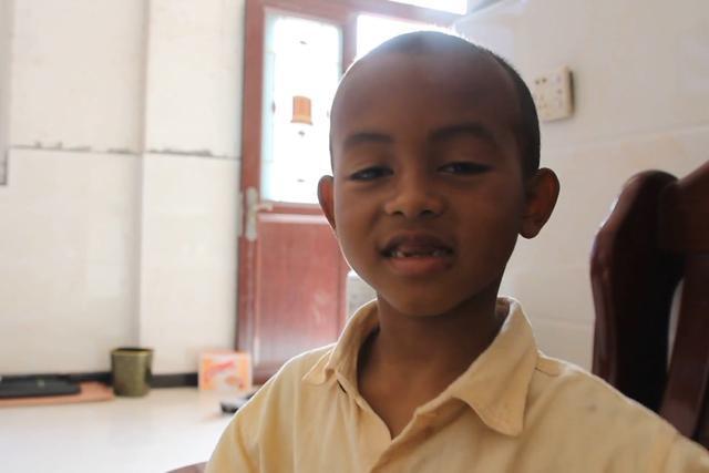 11年前,浙江农村奶奶收养了一个黑人小孩巴比,后来他怎么样了?