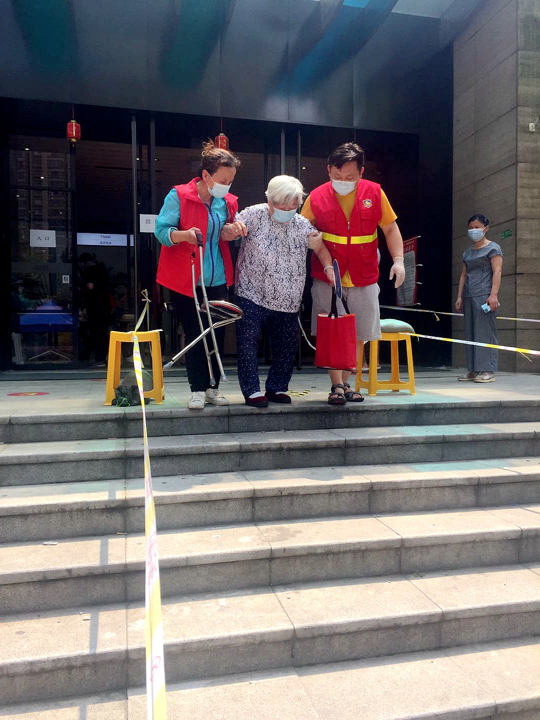 区街新闻|70多幅照片记录世茂滨江社区辖内志愿者,南京感谢你们