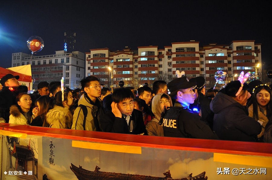 甘肃天水数万民众“上九朝观”祈福纳祥争烧头柱香!(组图)