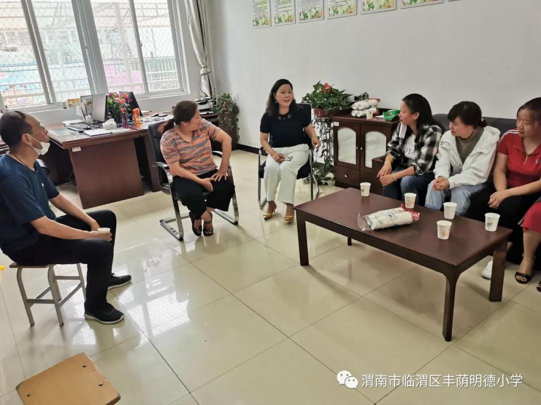 丰荫明德小学优秀教师,黄龙学校丹心育桃李家长送锦旗