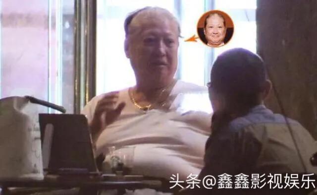 影视巨星洪金宝现身北京，戴大金镶钻链抽雪茄，和朋友相谈甚欢。