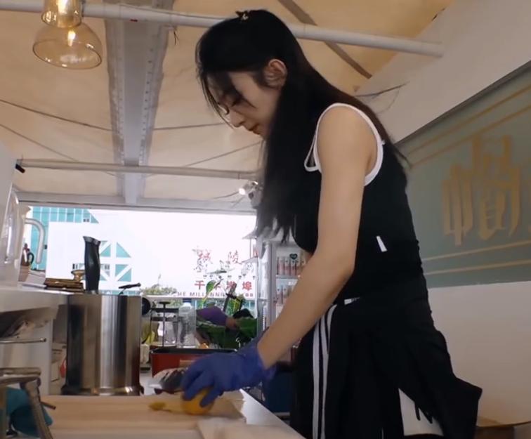 赵丽颖《中餐厅》备菜时舔手指,做菜直接上手,坏习惯太难改
