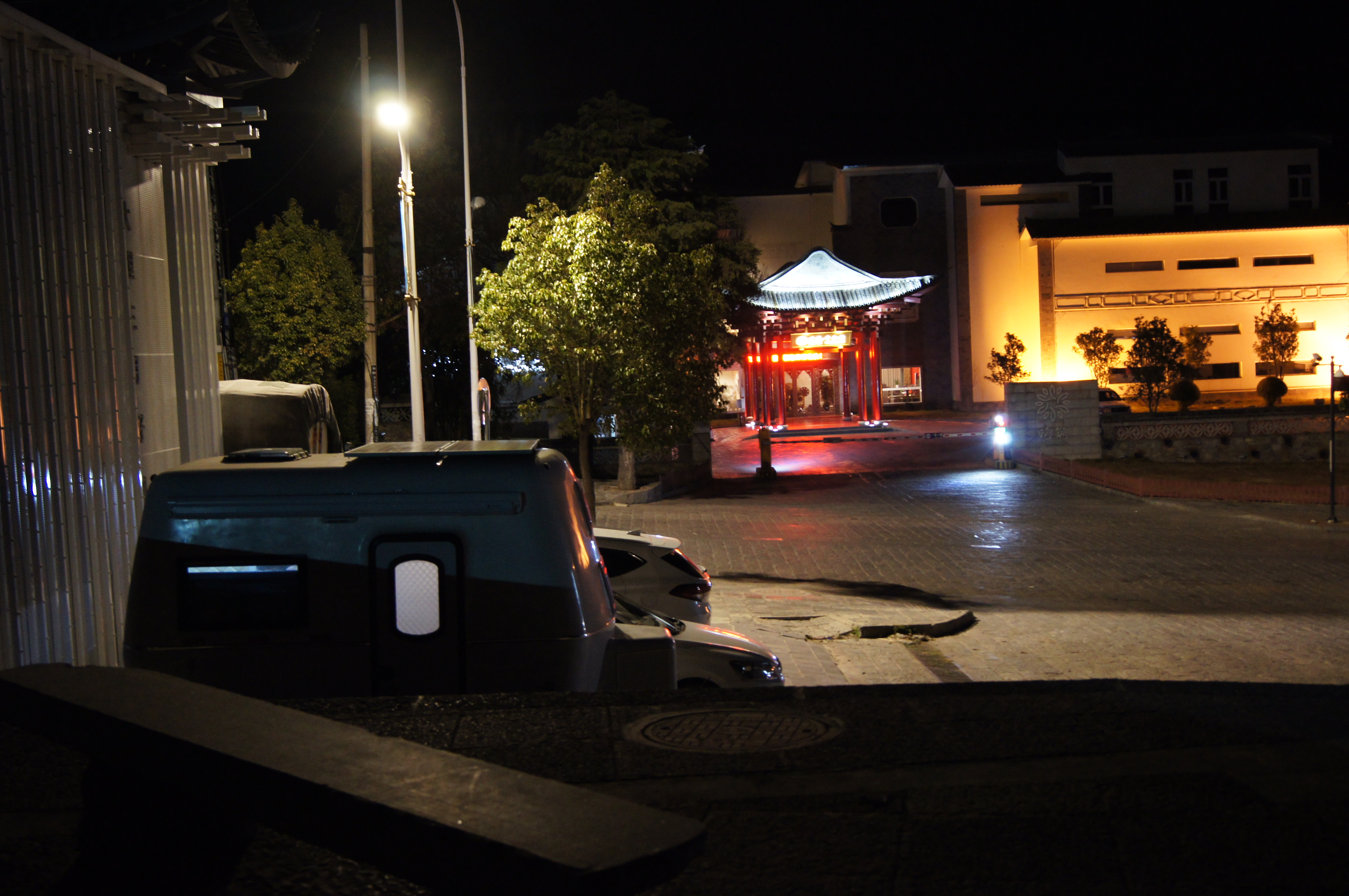 自驾房车小姐姐,一个小姐姐拖挂房车旅行生活视频