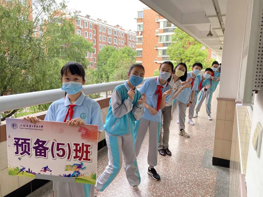 “嘿，我们开学啦！”今日返校师生自拍留念这一刻