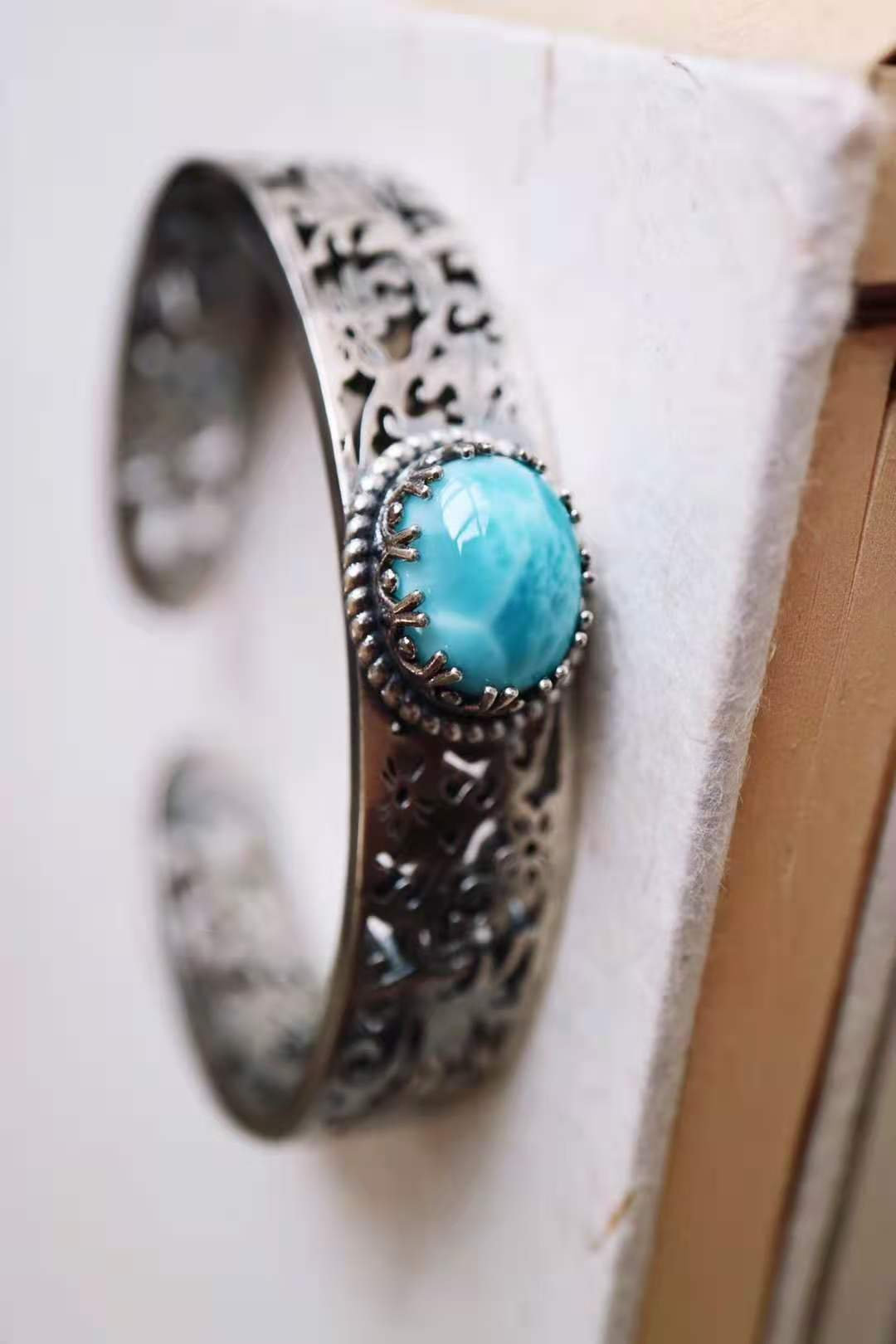 白底青手镯适合多大年纪戴,小圆条手镯适合什么年纪的人