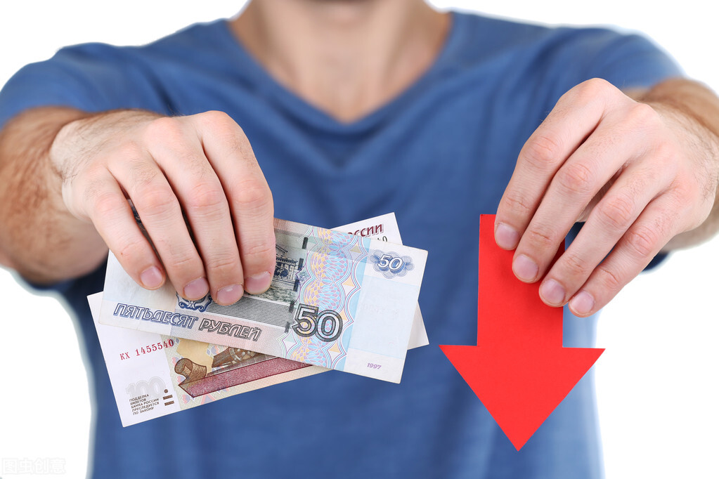 员工以单位停发受伤工资为由辞职状告单位支付补偿金,员工赢了