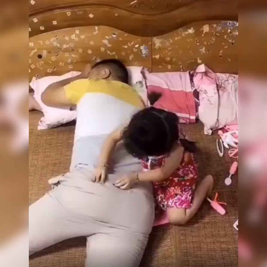 萌娃给娃娃打针,玩具小宝宝扎针