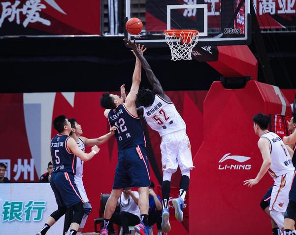 广东宏远赵睿怒吼,赵睿被球迷现场喷