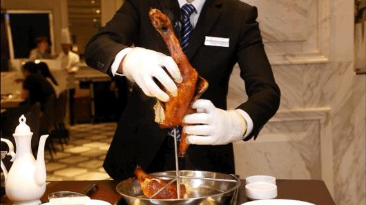 当着客人的面“玩火”？卓悦中心这家店喊你吃鸡