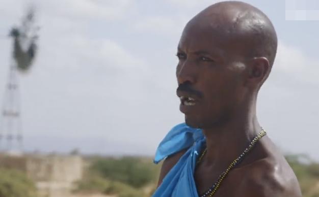 非洲女人拒绝割礼，自己用牛粪盖房建立女人村，拒绝男人进入