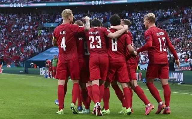 英格兰挺进决赛球迷反应,英格兰女球迷疯狂庆祝胜利