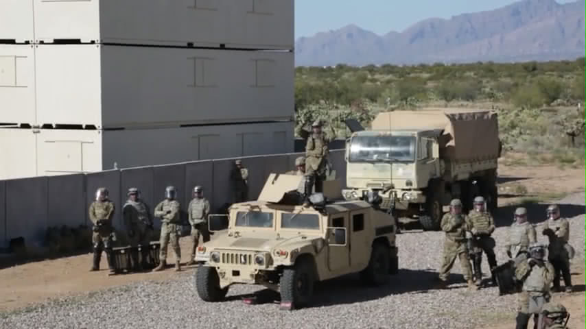 移民千万不要冲动!美国士兵手持*器武**和防暴装备,敢冲我就会动手