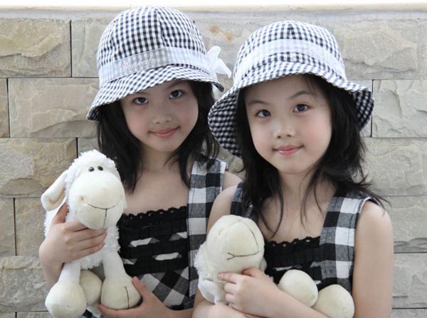 双胞胎兄弟喝牛奶和豆浆的区别,双胞胎姐妹一个喝牛奶一个喝豆浆