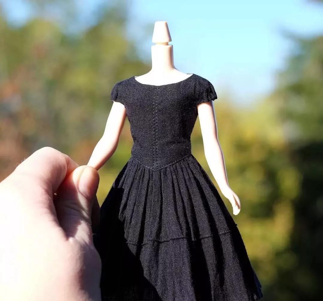 恨不能把她的芭比娃衣穿上自己身上......