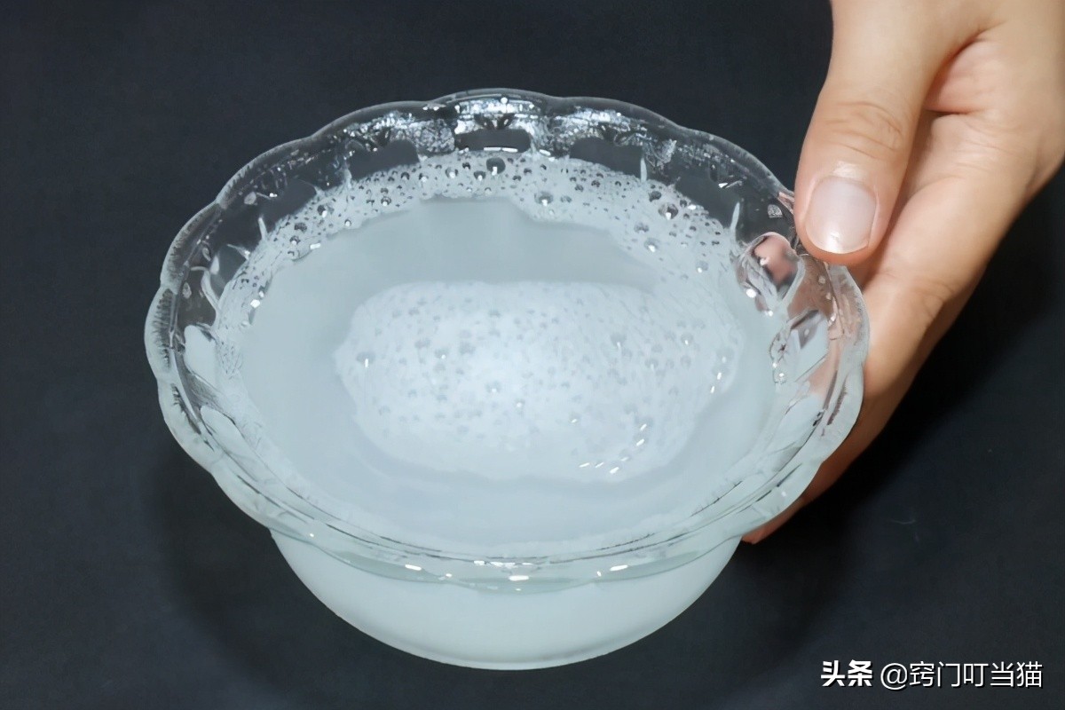 现在才知道清理厨房油污这么简单,清洗油烟机去油渍最有效的方法