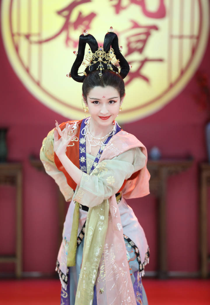 哈尼克孜是“敦煌仙子”吧!汉服扮相太惊艳,一颦一笑让人陶醉